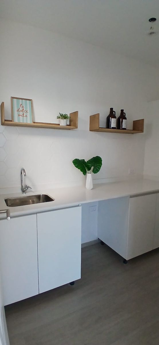 CASA 4 DORMITORIOS- A LA LAGUNA- MUELLE PROPIO- GALERIA - PILETA - 26