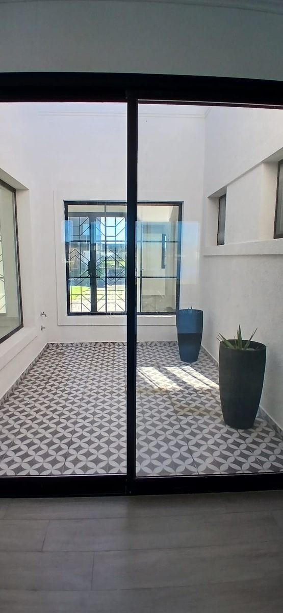 CASA 4 DORMITORIOS- A LA LAGUNA- MUELLE PROPIO- GALERIA - PILETA - 27