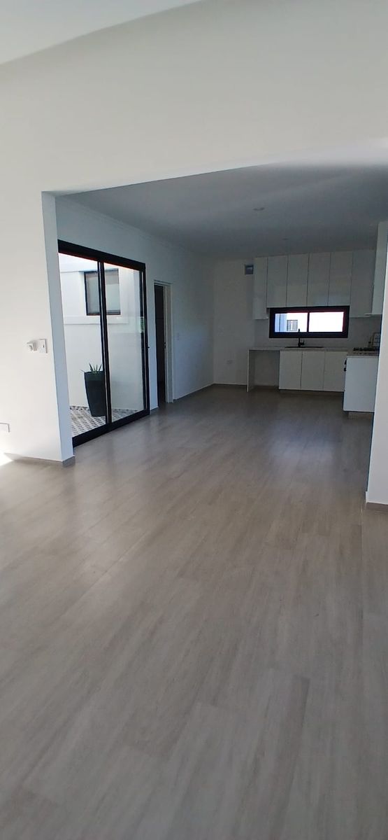 CASA 4 DORMITORIOS- A LA LAGUNA- MUELLE PROPIO- GALERIA - PILETA - 28