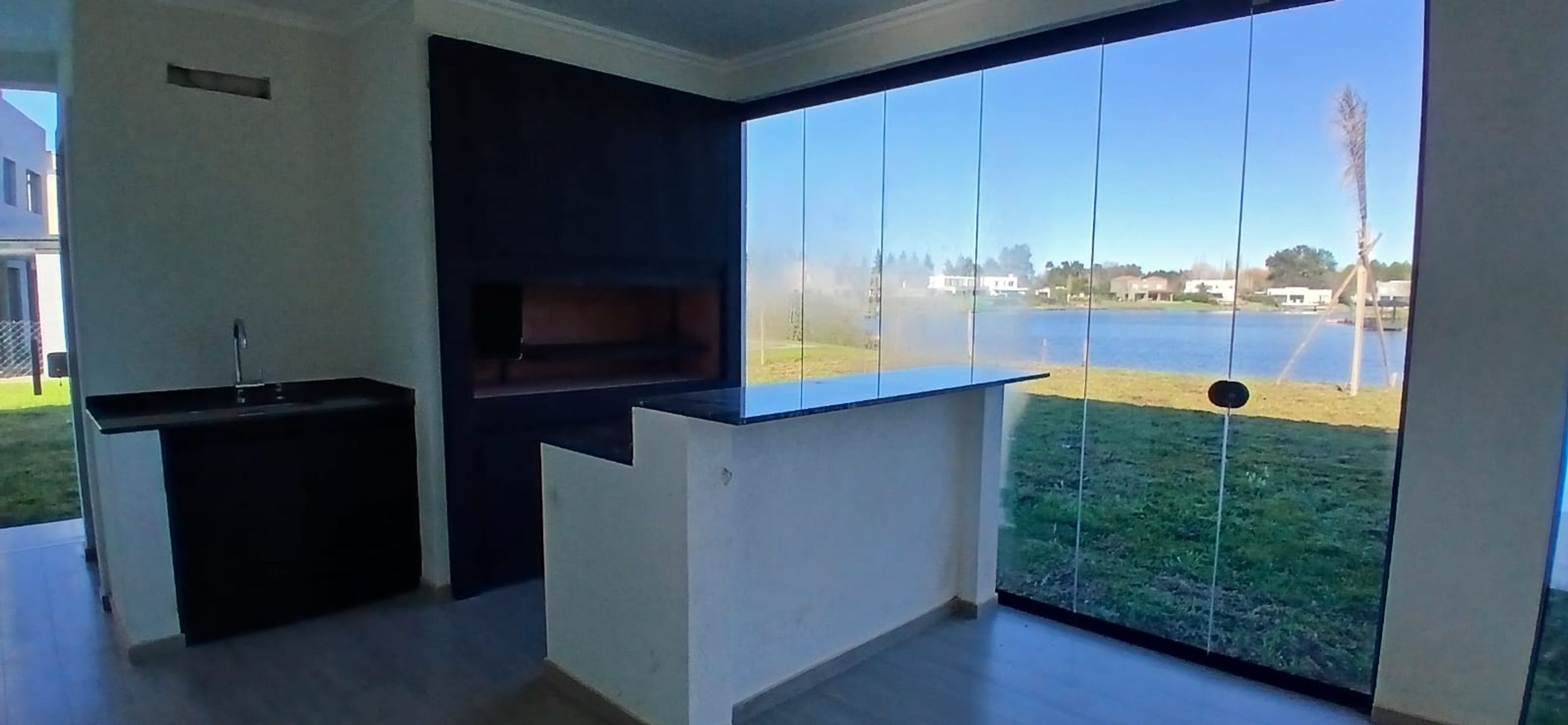 CASA 4 DORMITORIOS- A LA LAGUNA- MUELLE PROPIO- GALERIA - PILETA - 29