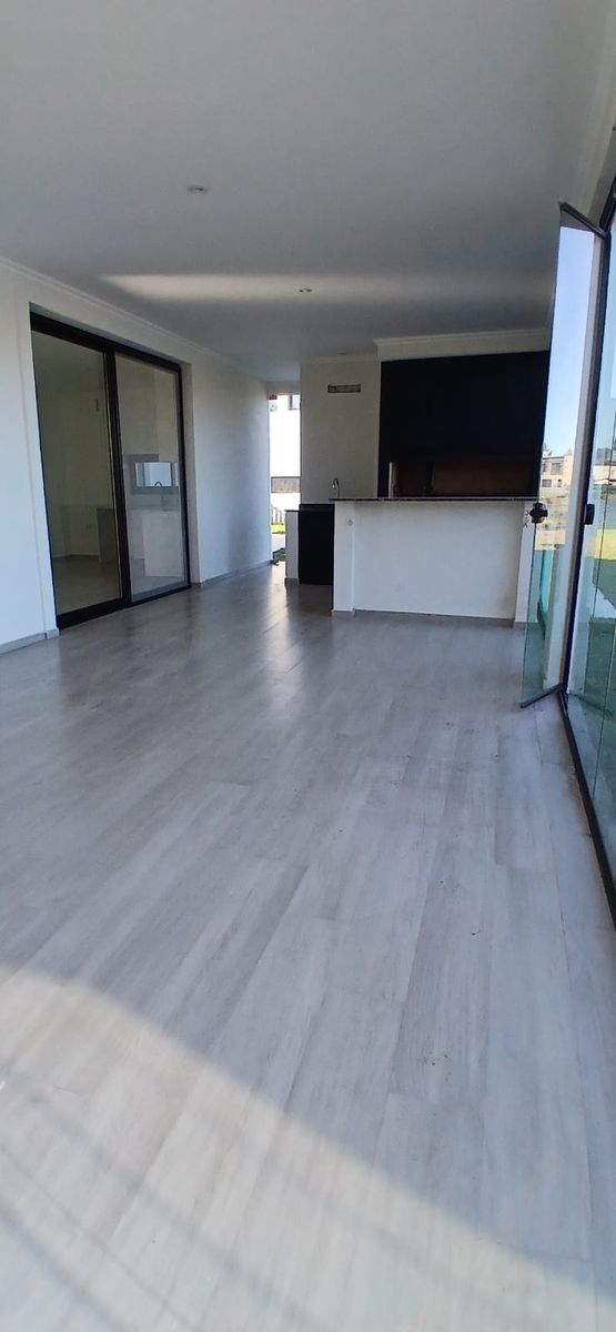 CASA 4 DORMITORIOS- A LA LAGUNA- MUELLE PROPIO- GALERIA - PILETA - 31
