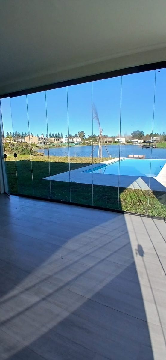 CASA 4 DORMITORIOS- A LA LAGUNA- MUELLE PROPIO- GALERIA - PILETA - 32