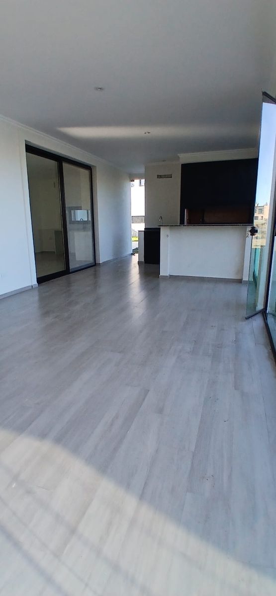 CASA 4 DORMITORIOS- A LA LAGUNA- MUELLE PROPIO- GALERIA - PILETA - 33