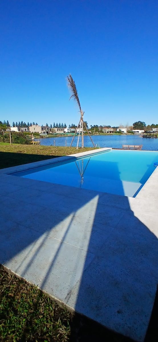 CASA 4 DORMITORIOS- A LA LAGUNA- MUELLE PROPIO- GALERIA - PILETA - 34