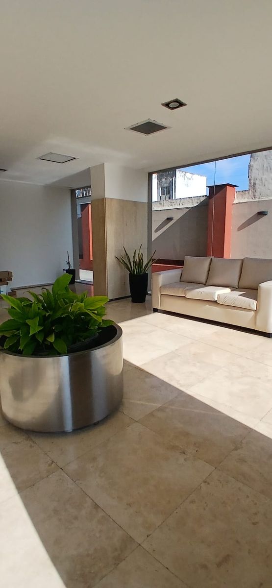 ALQUILER Hermoso monoambiente con balcón - 2