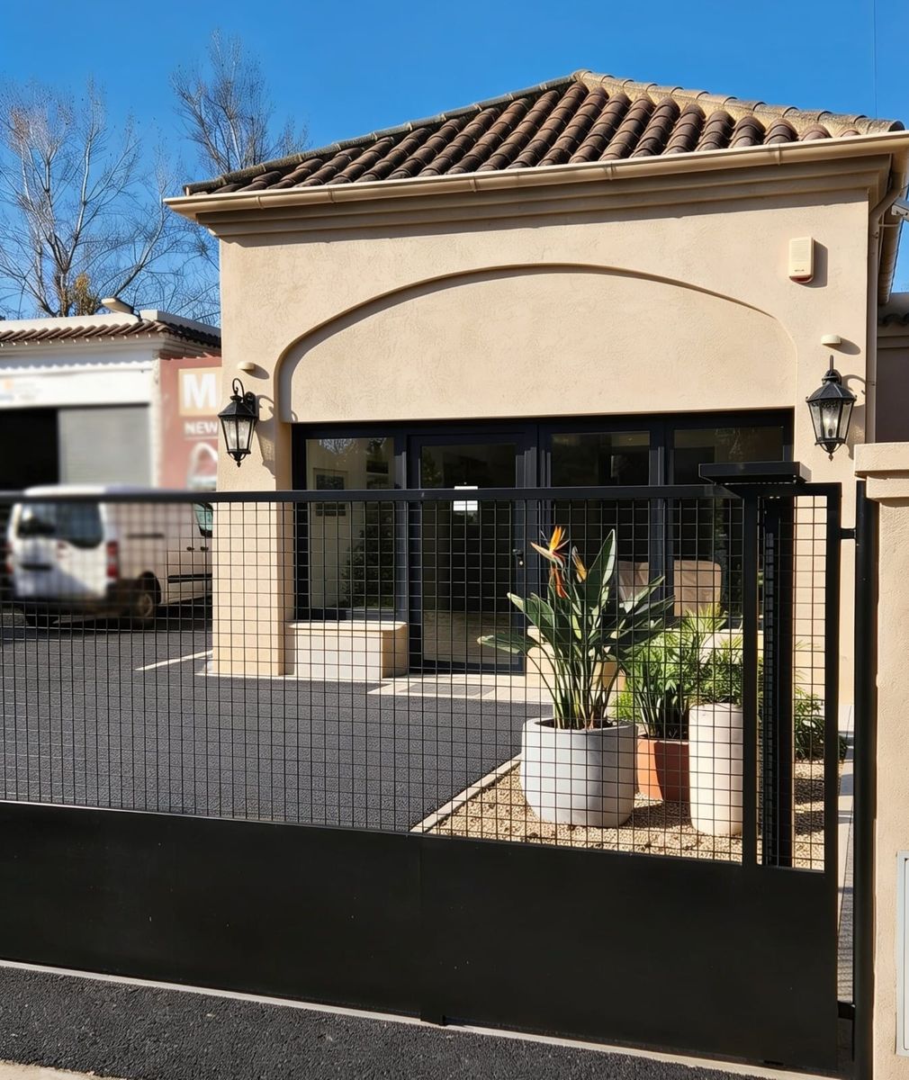 EXCELENTE LOCAL COMERCIAL EN EL CORAZÓN DE PILAR - SOBRE RUTA 8 - 1