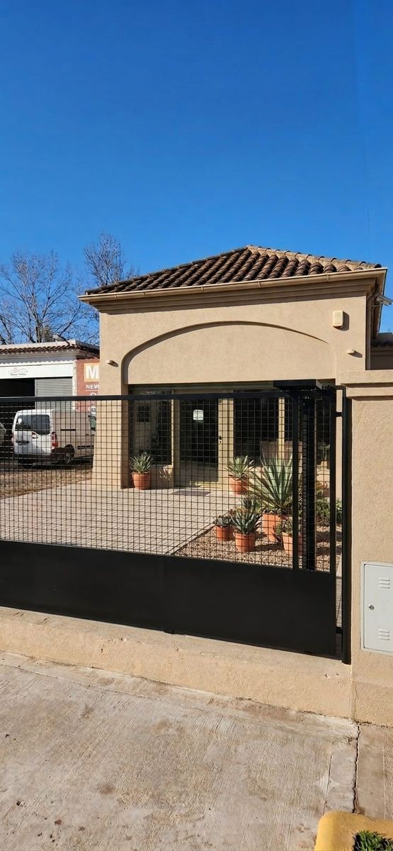 ALQUILER LOCAL EN COMPLEJO COMERCIAL PILAR ( SOBRE RUTA 8)