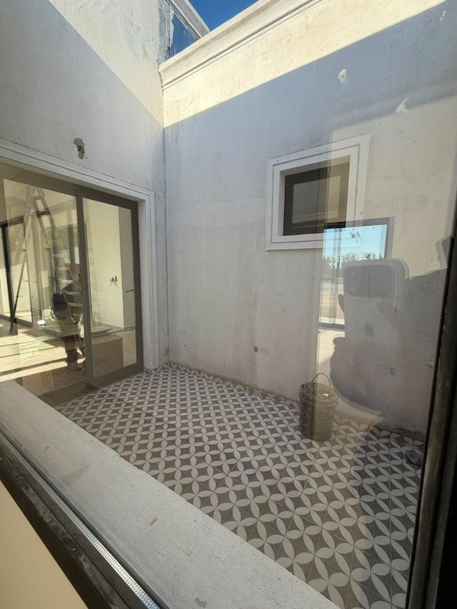 CASA A LA LAGUNA EN UNA PLANTA - 4 DORMITORIOS- PILETA - 2