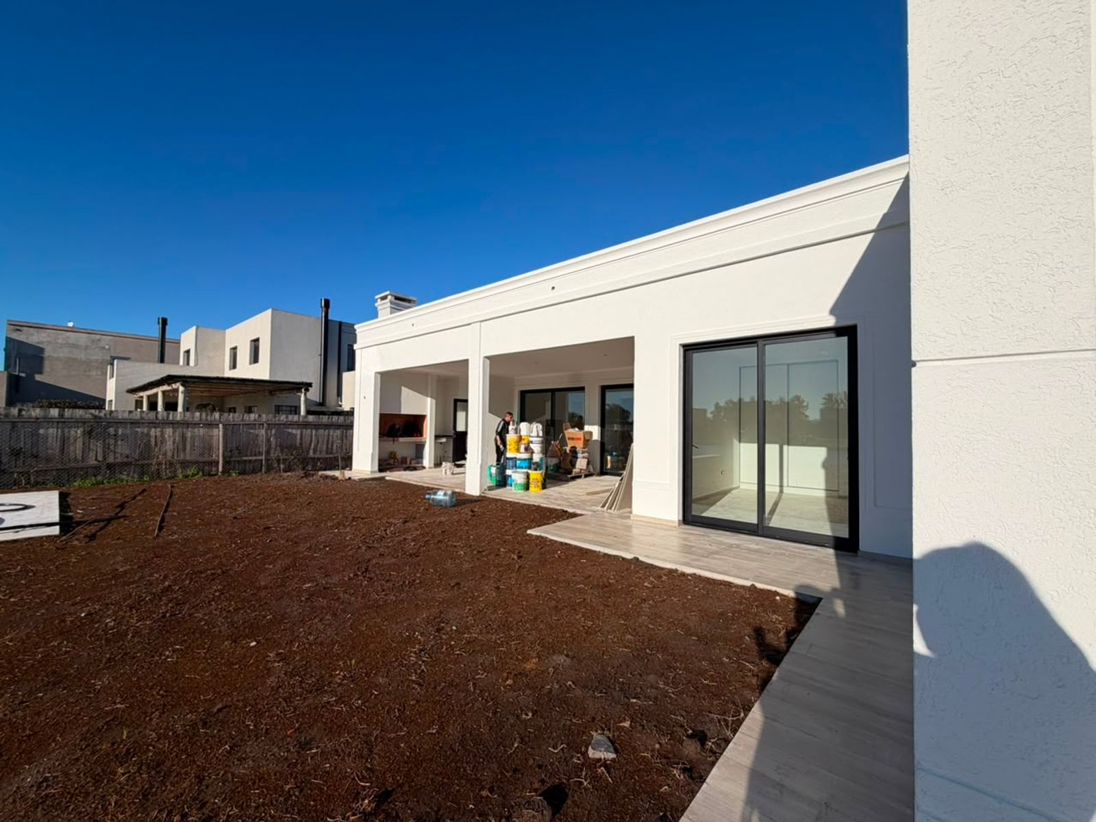CASA A LA LAGUNA EN UNA PLANTA - 4 DORMITORIOS- PILETA - 4