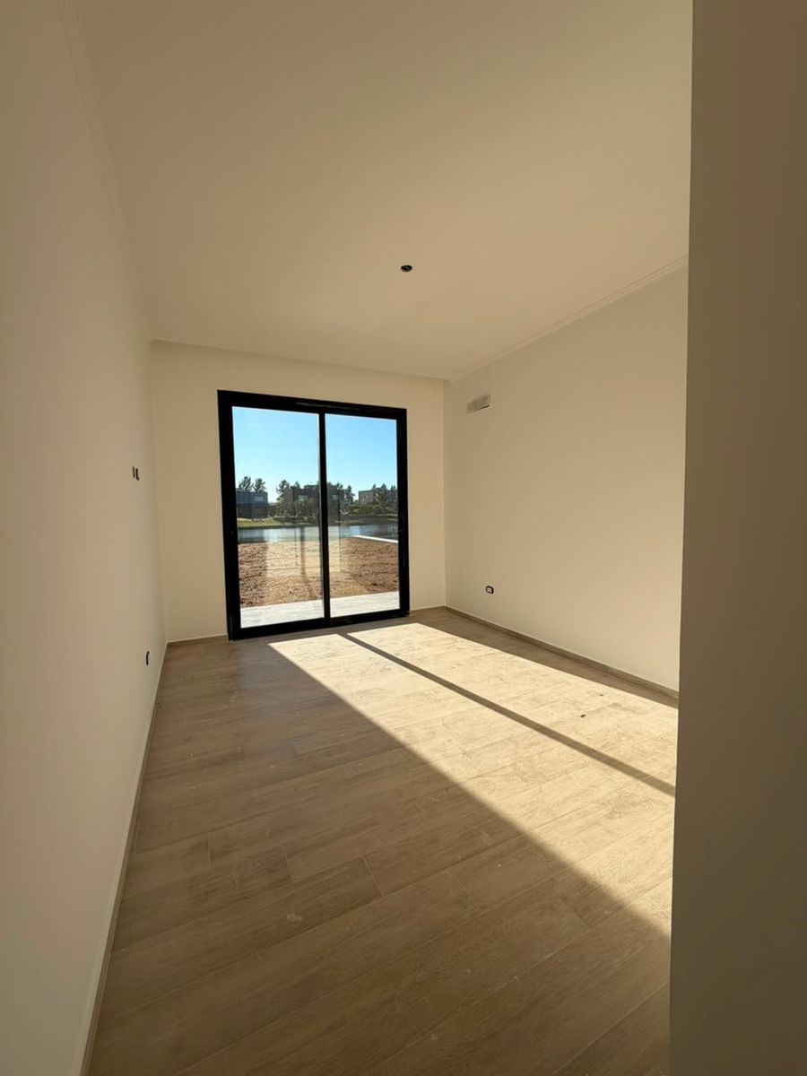 CASA A LA LAGUNA EN UNA PLANTA - 4 DORMITORIOS- PILETA - 5