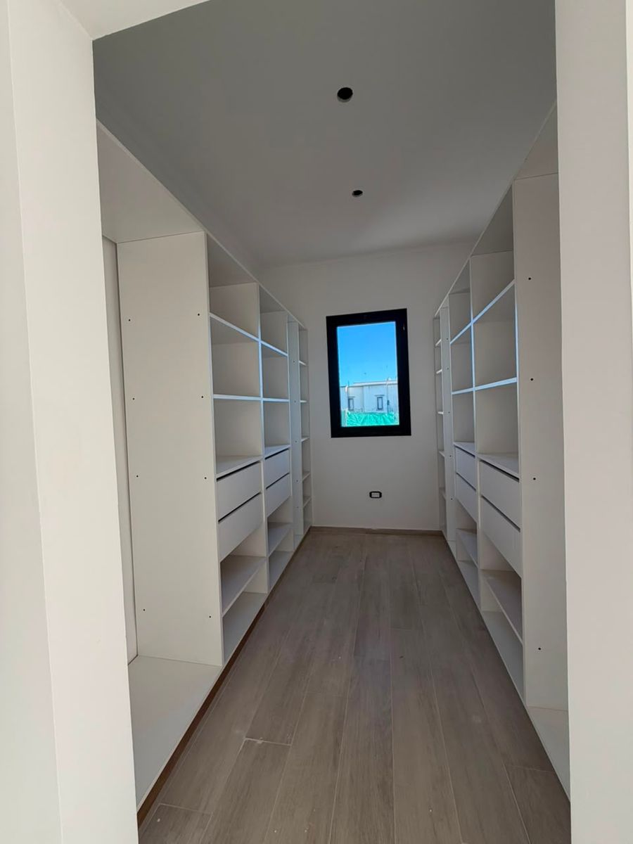 CASA A LA LAGUNA EN UNA PLANTA - 4 DORMITORIOS- PILETA - 7