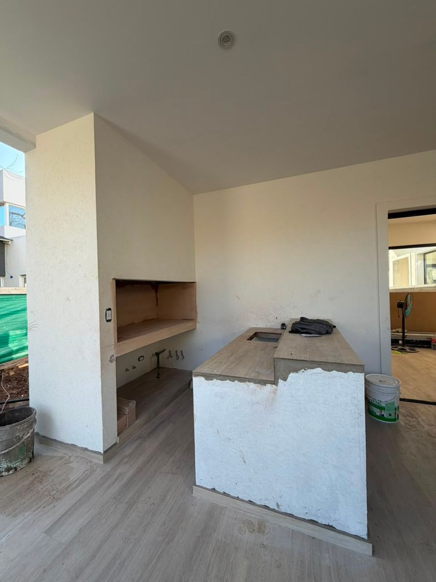 CASA EN UNA PLANTA- 4 DORMITORIOS- PILETA - 6