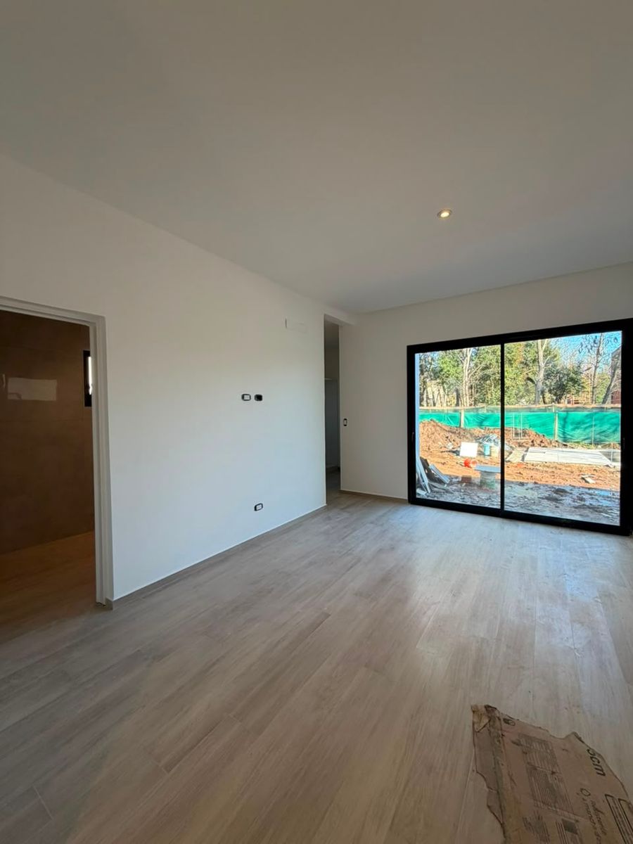 CASA EN UNA PLANTA- 4 DORMITORIOS- PILETA - 7