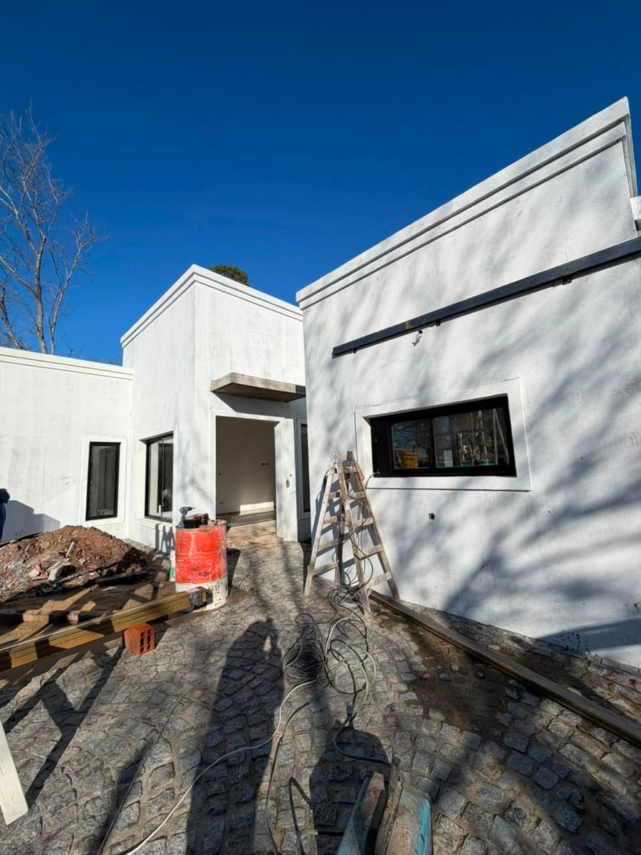 CASA EN UNA PLANTA- 4 DORMITORIOS- PILETA - 10