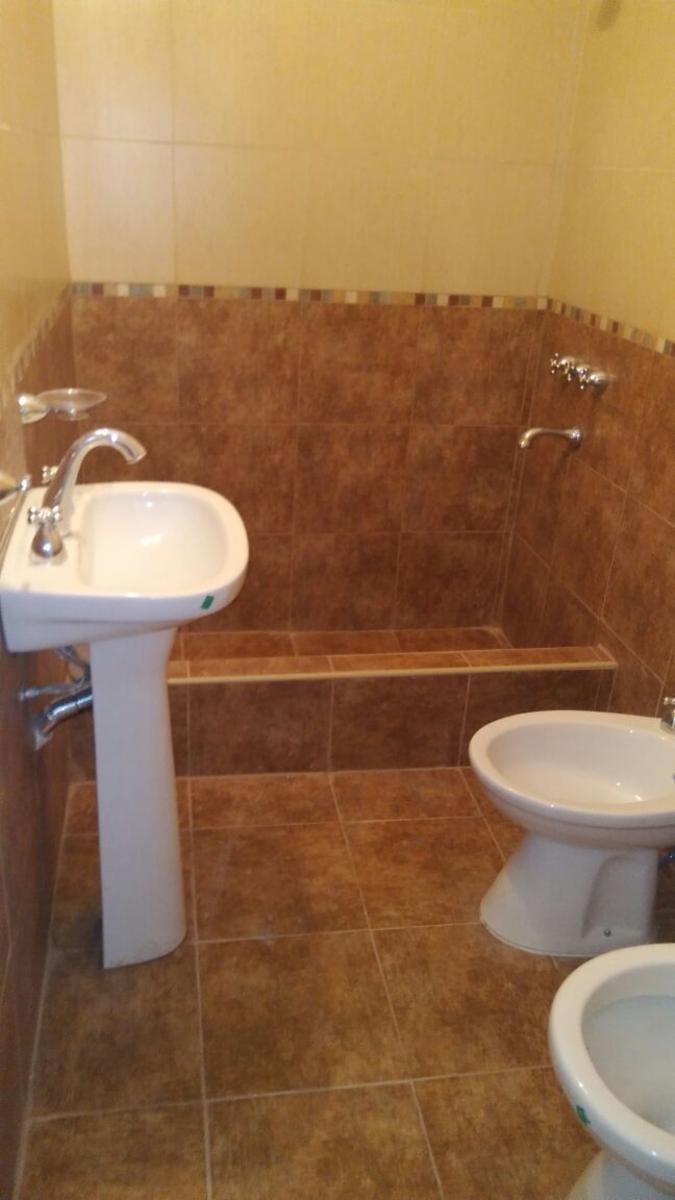 Departamento dos ambientes al frente con patio y cochera — foto 3