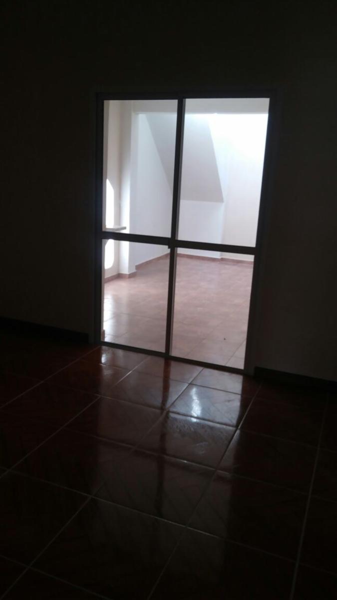 Departamento dos ambientes al frente con patio y cochera — foto 4