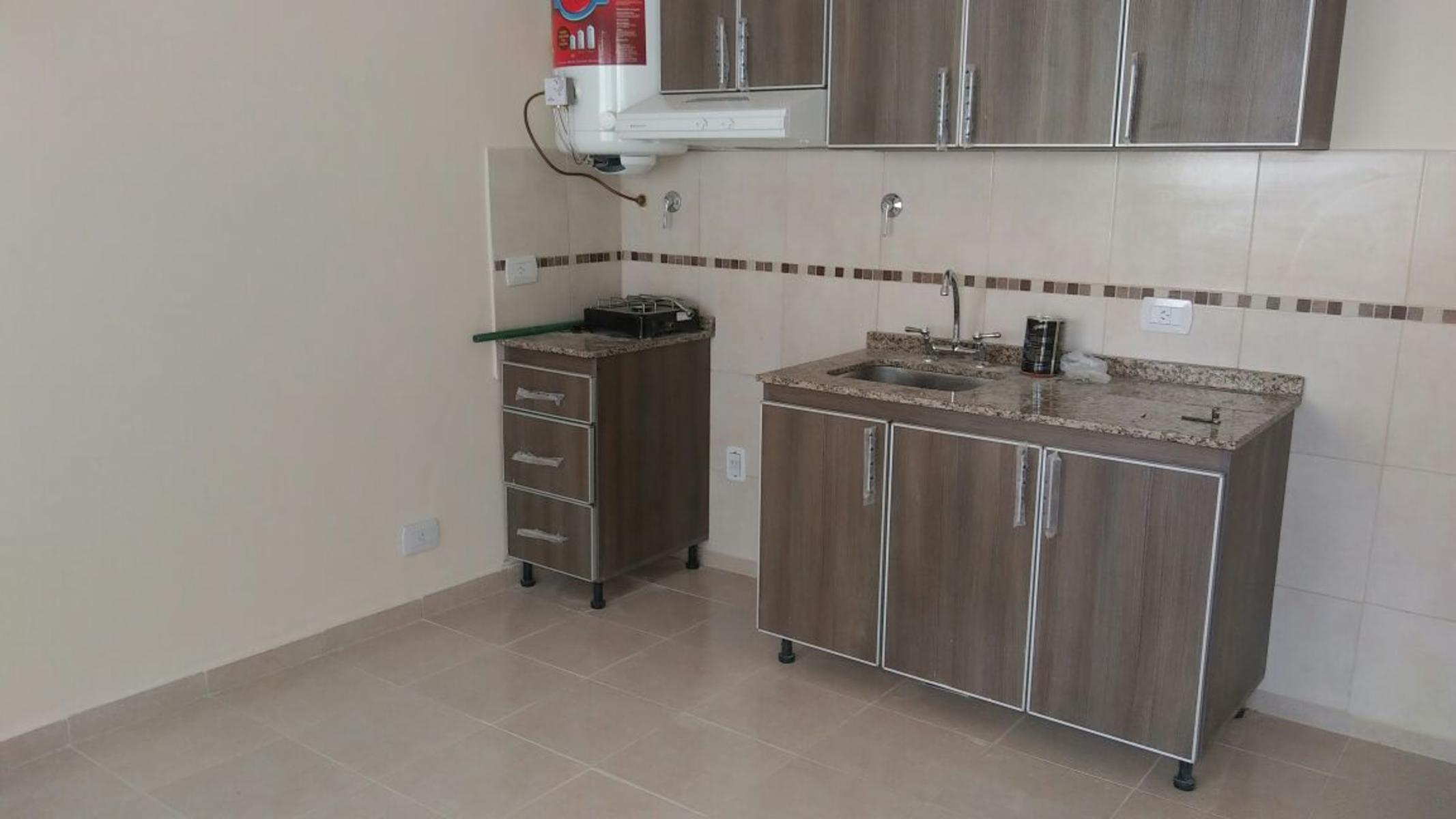 Departamento dos ambientes al frente con patio y cochera — foto 5