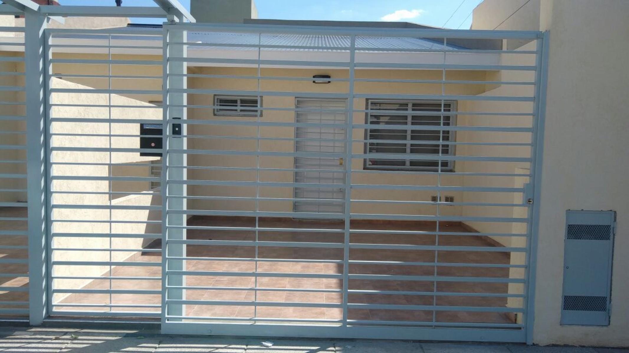 Departamento dos ambientes al frente con patio y cochera — foto 6