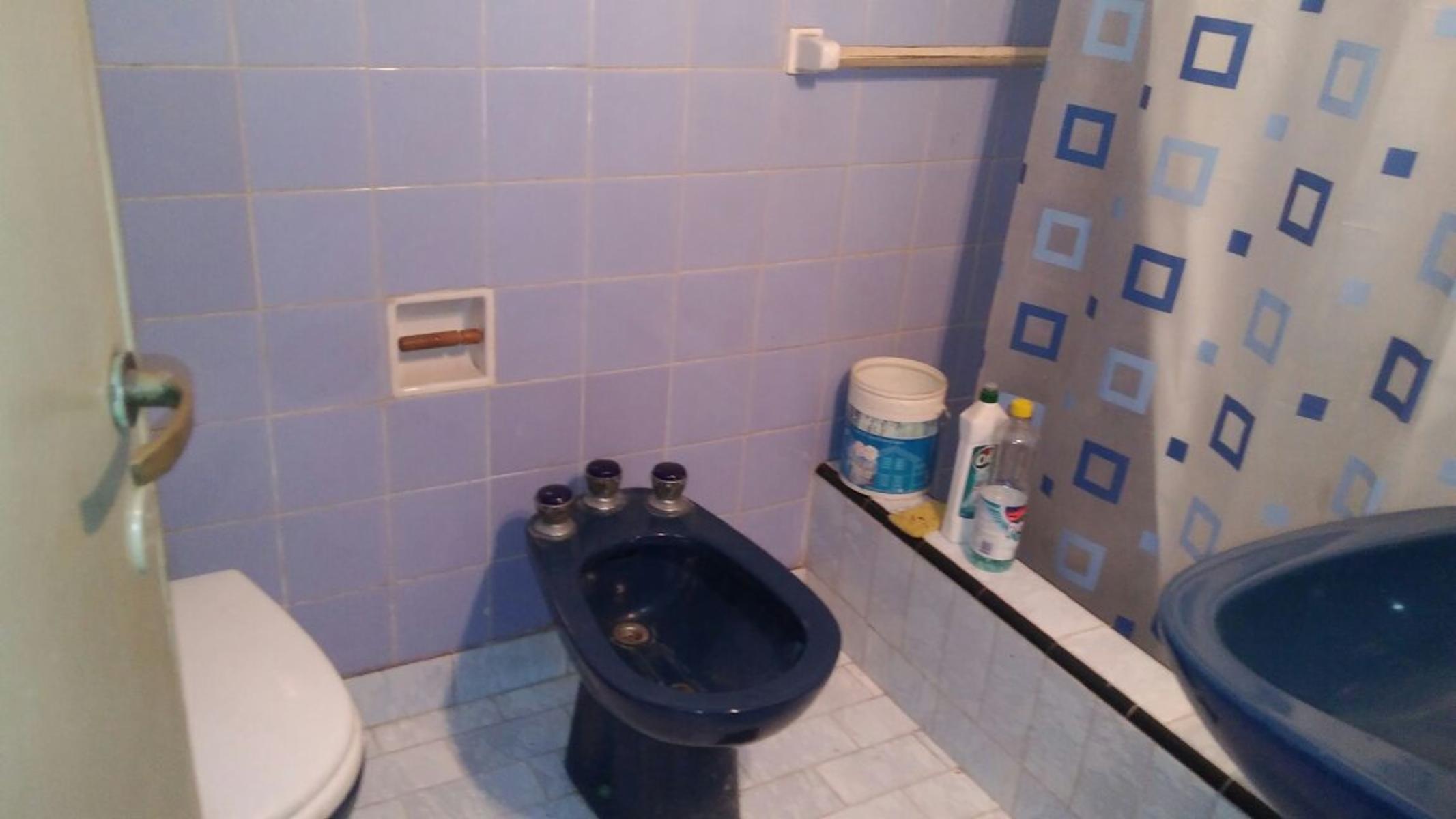 Casa a reciclar + local en esquina. Escucha ofertas