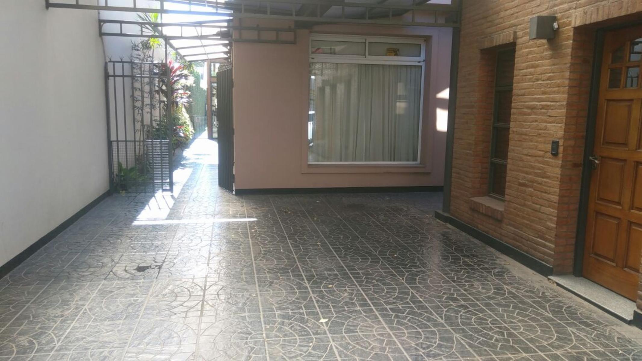Tres casas en lote de 10 x 50, venta conjunta. Todas en excelente estado y detalles de categoria