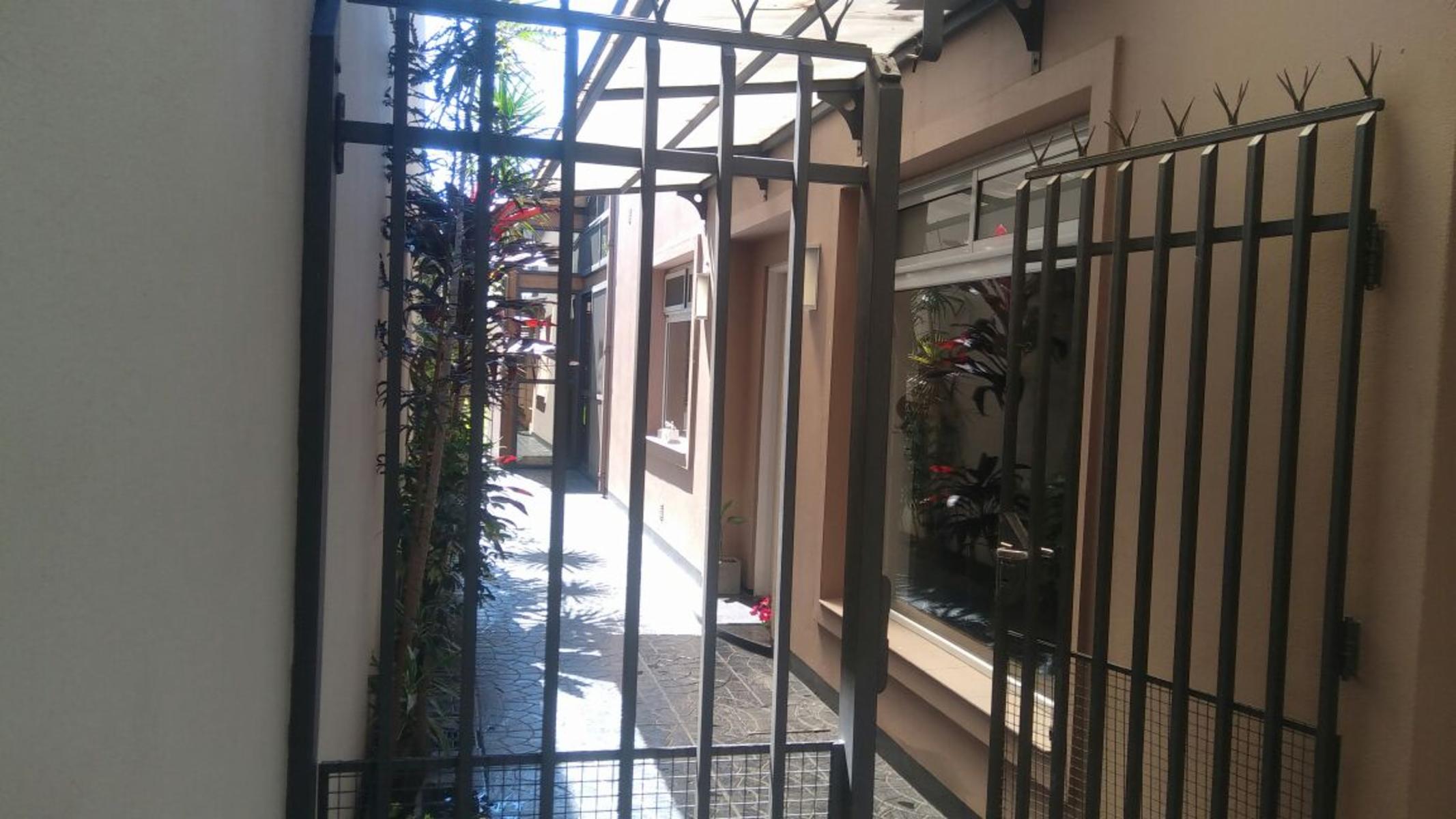 Tres casas en lote de 10 x 50, venta conjunta. Todas en excelente estado y detalles de categoria — foto 7