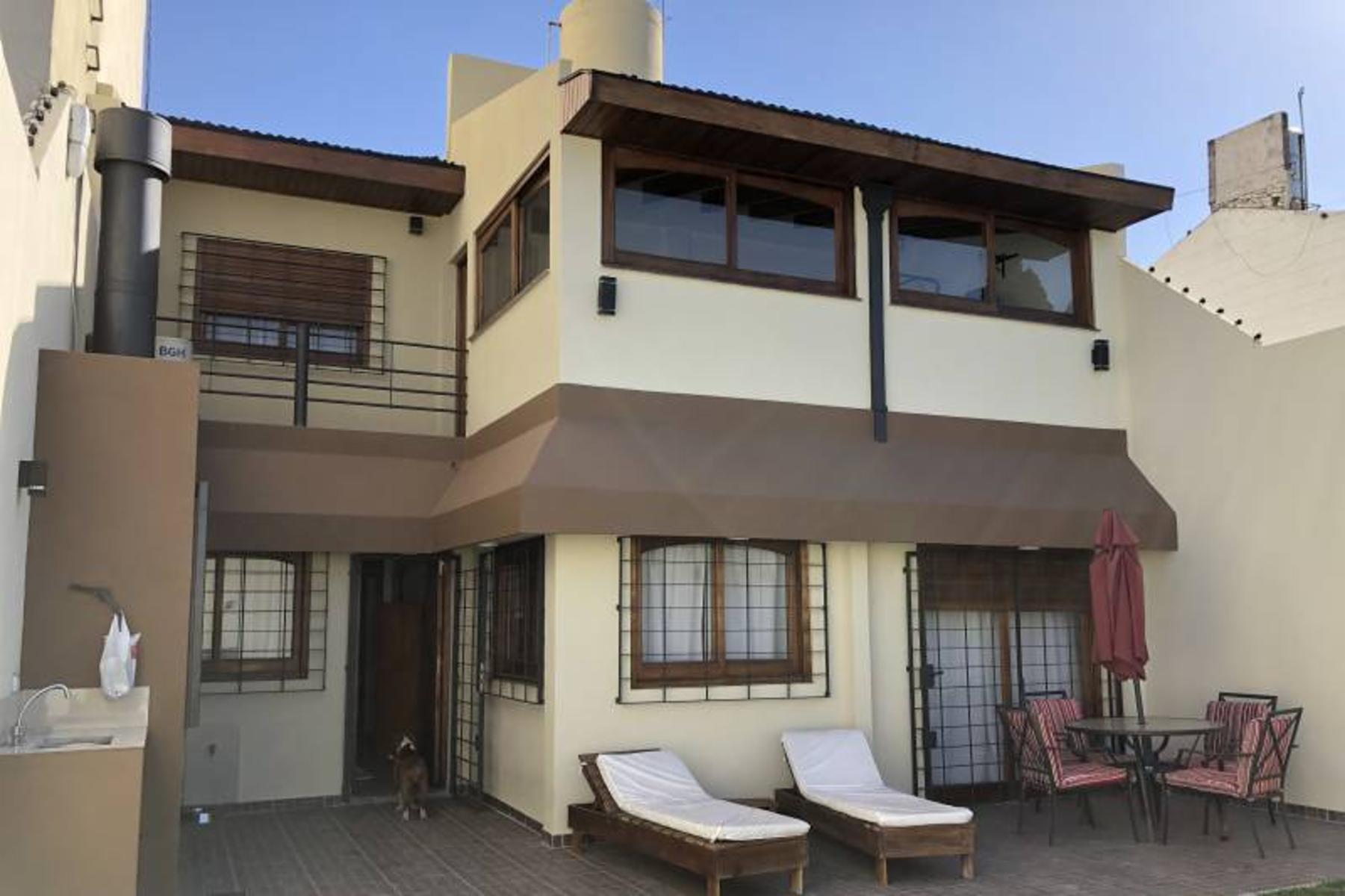 Excelente chalet sobre Avenida en el centro de Ramos Mejía.