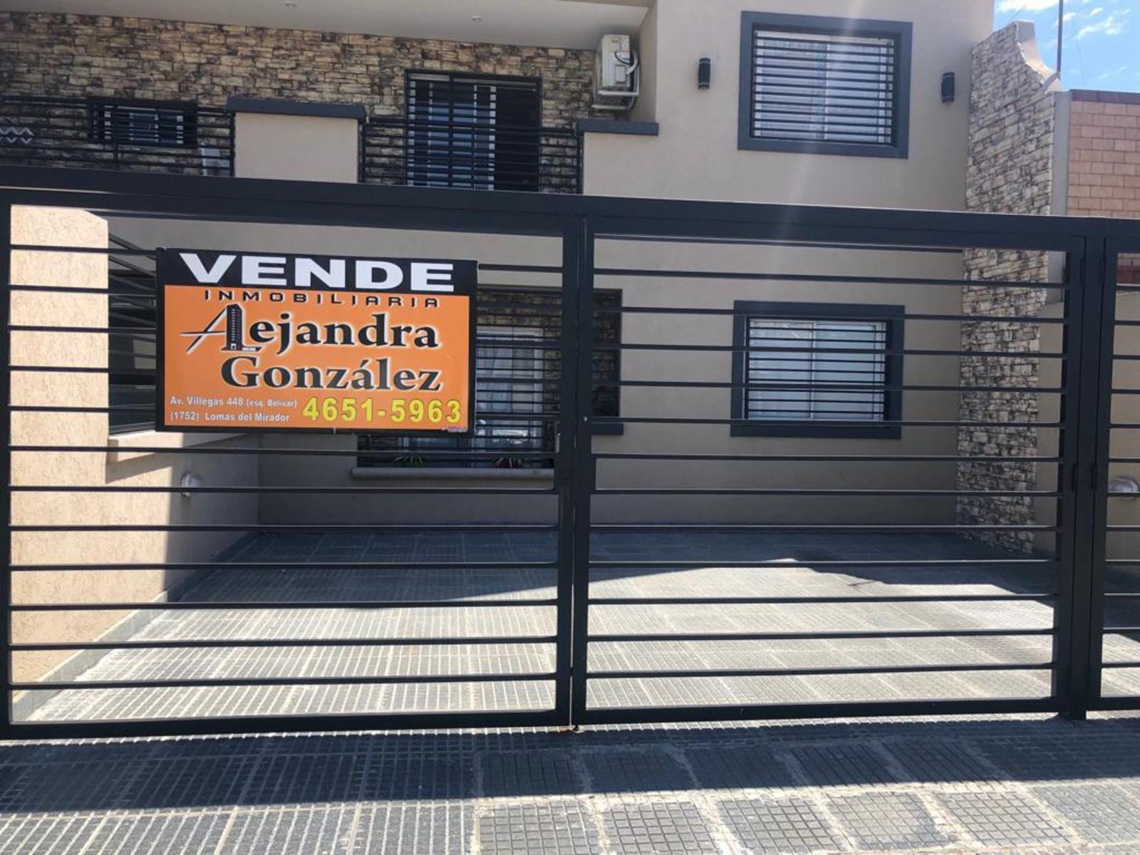 Departamento de 2 ambientes en planta baja con patio y dos cocheras