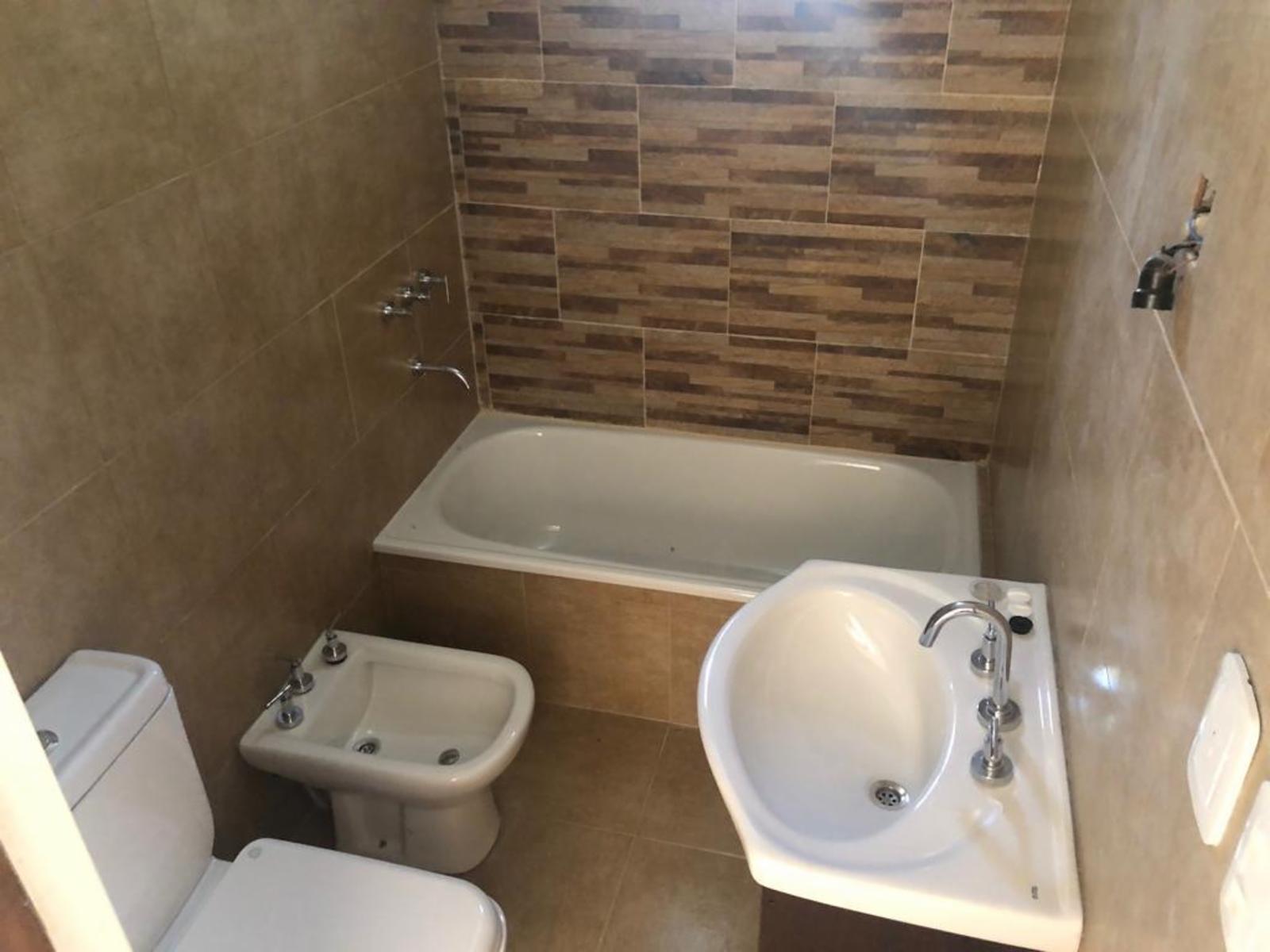 Departamento de 2 ambientes en planta baja con patio y dos cocheras — foto 8