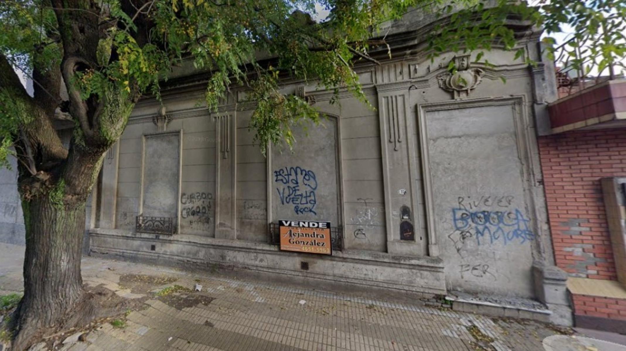 Lote a media cuadra de avenida Rivadavia - 1