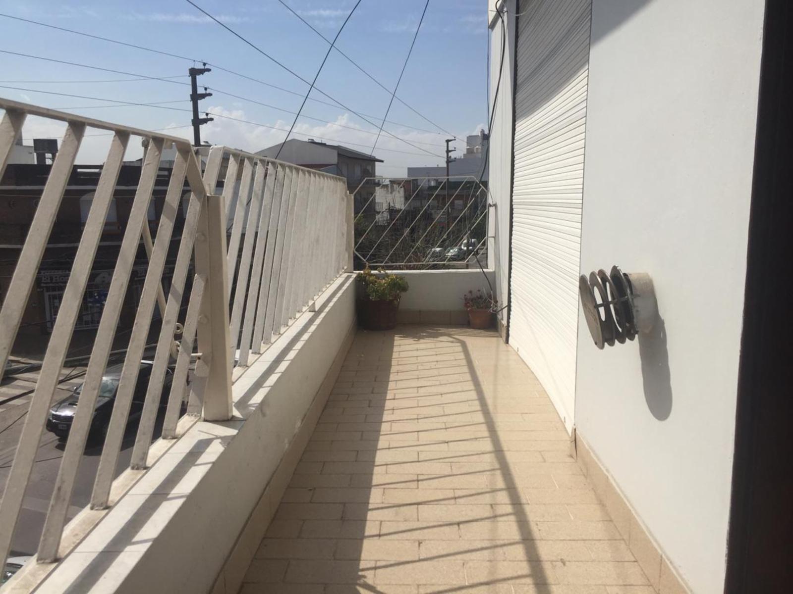 PH de 3 ambientes con balcón y terraza propia — foto 4