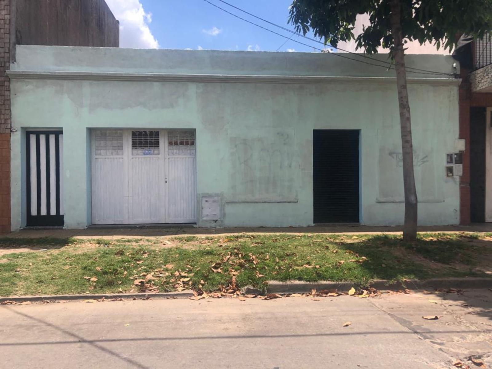 CASA A DEMOLER CON LOTE DE 10 x 37, IDEAL CONSTRUCTOR