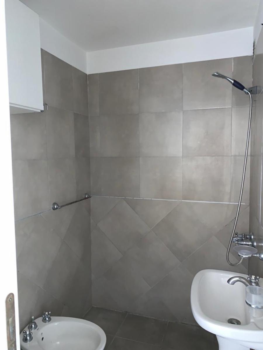 Departamento dos ambientes con cochera y balcon — foto 8