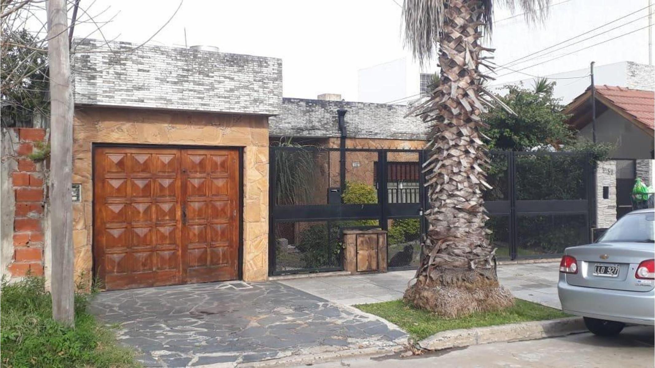 CASA DE 4 AMBIENTES CON COCHERA Y FONDO LIBRE