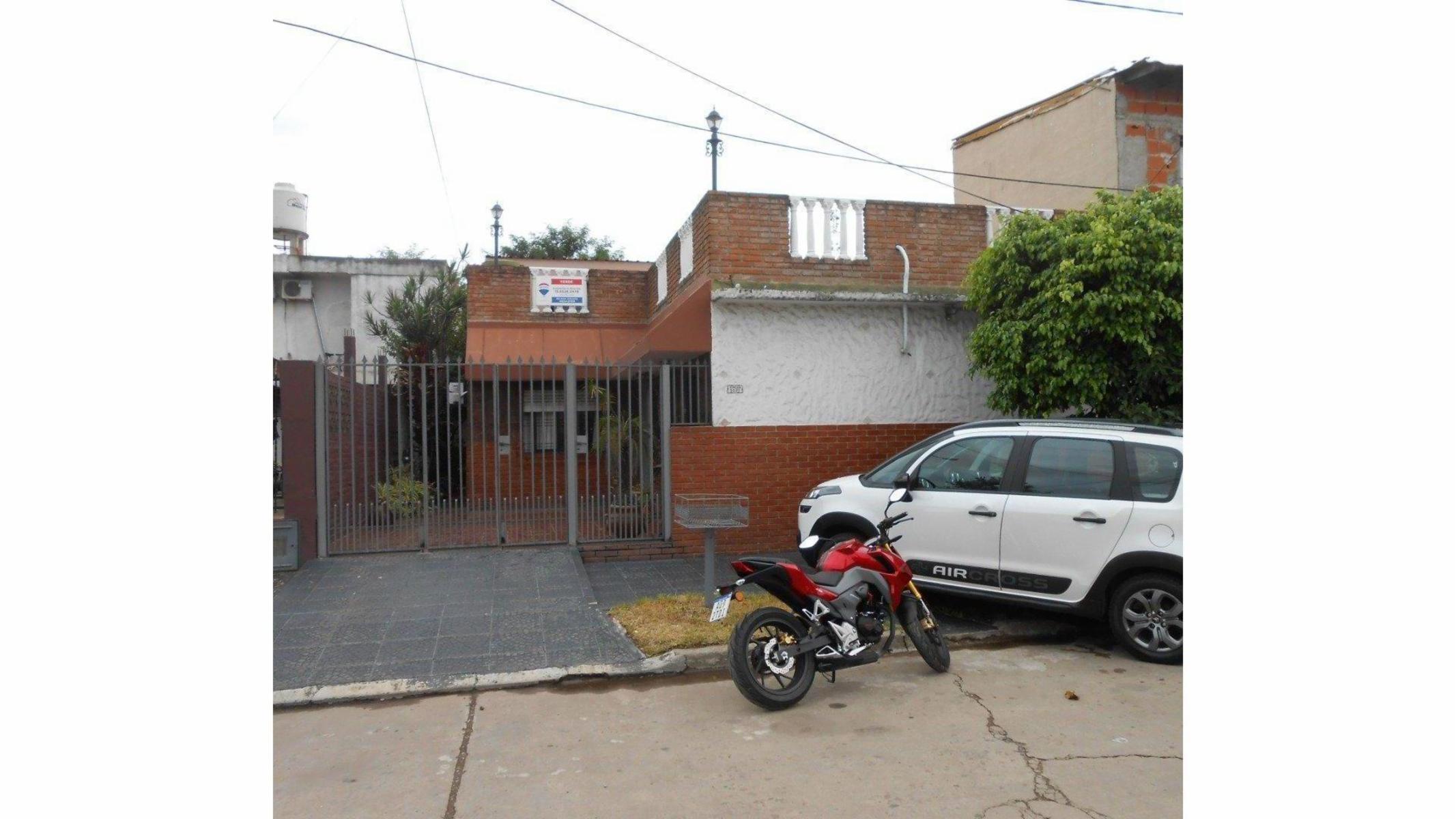 Casa de 3 ambientes sobre lote propio con garaje y amplio patio