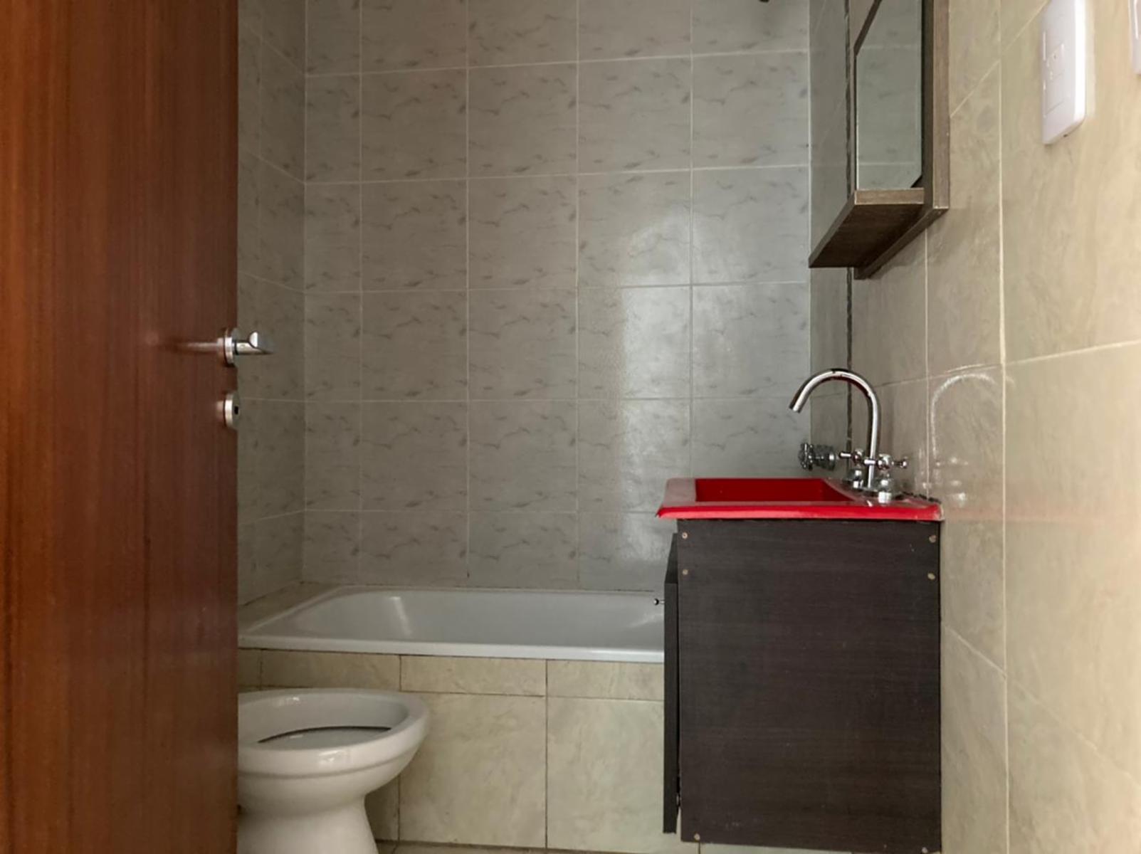 DEPARTAMENTO DE 3 AMBIENTES AL FRENTE CON PATIO — foto 4