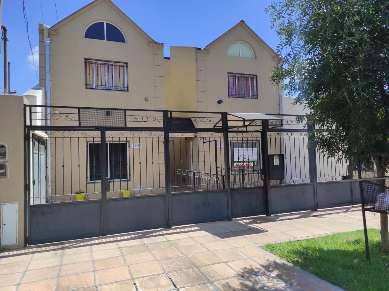Departamento dos ambientes en planta baja con bajas expensas