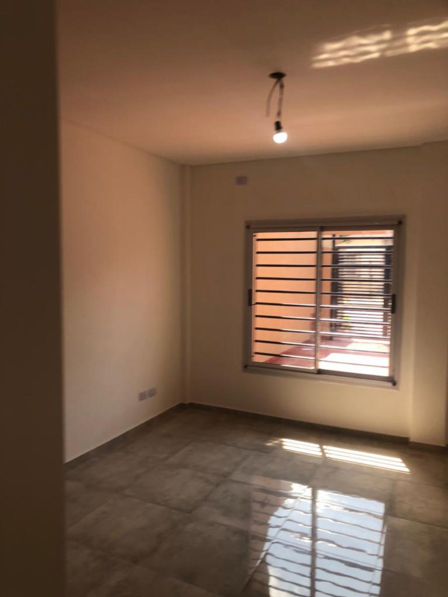 Excelentes amplios departamentos de categoría de 2 ambientes con dos balcones en Ramos Mejia