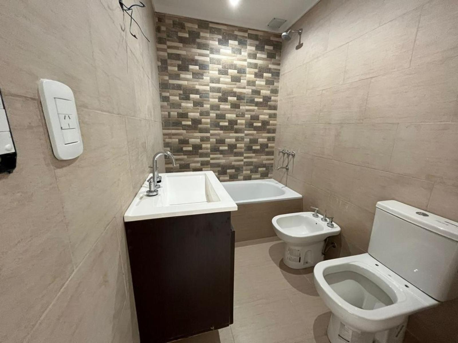 Departamentos de 2 ambientes a estrenar en segundo piso contrafrente por escalera. — foto 3