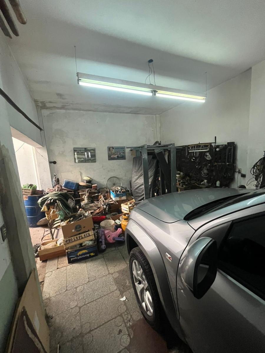 Excelente propiedad multifamiliar con: Local, Vivienda 4 ambientes en primer piso y garaje, dos PH 2 ambientes en planta baja en estado original.