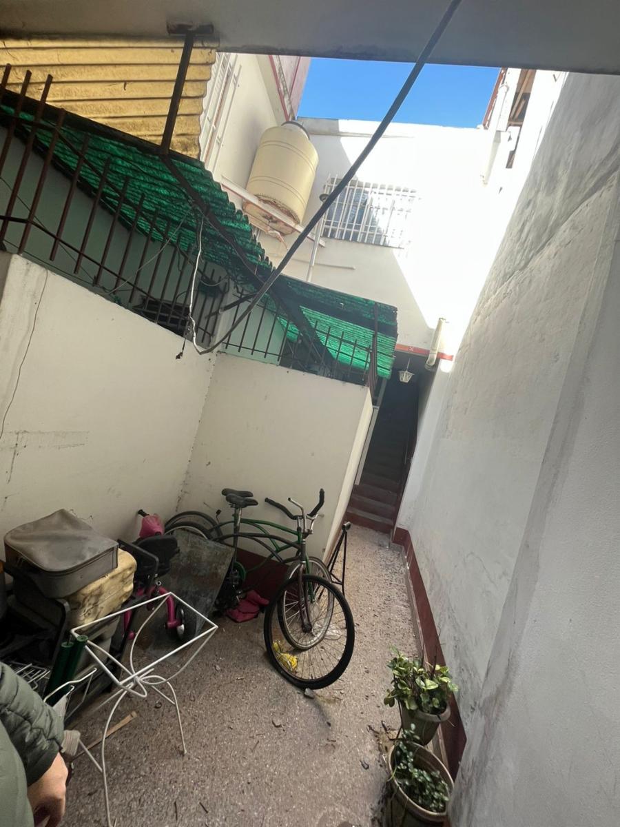 Excelente propiedad multifamiliar con: Local, Vivienda 4 ambientes en primer piso y garaje, dos PH 2 ambientes en planta baja en estado original. — foto 2