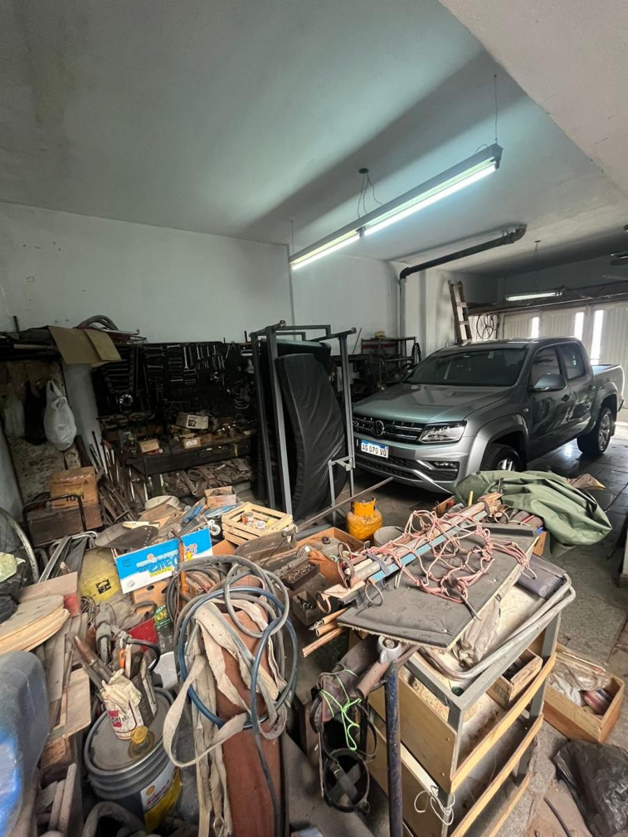 Excelente propiedad multifamiliar con: Local, Vivienda 4 ambientes en primer piso y garaje, dos PH 2 ambientes en planta baja en estado original. — foto 3