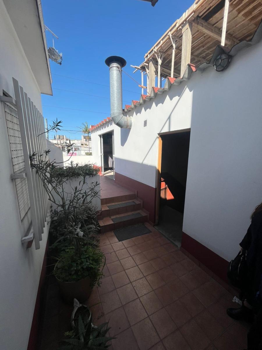 Excelente propiedad multifamiliar con: Local, Vivienda 4 ambientes en primer piso y garaje, dos PH 2 ambientes en planta baja en estado original. — foto 4