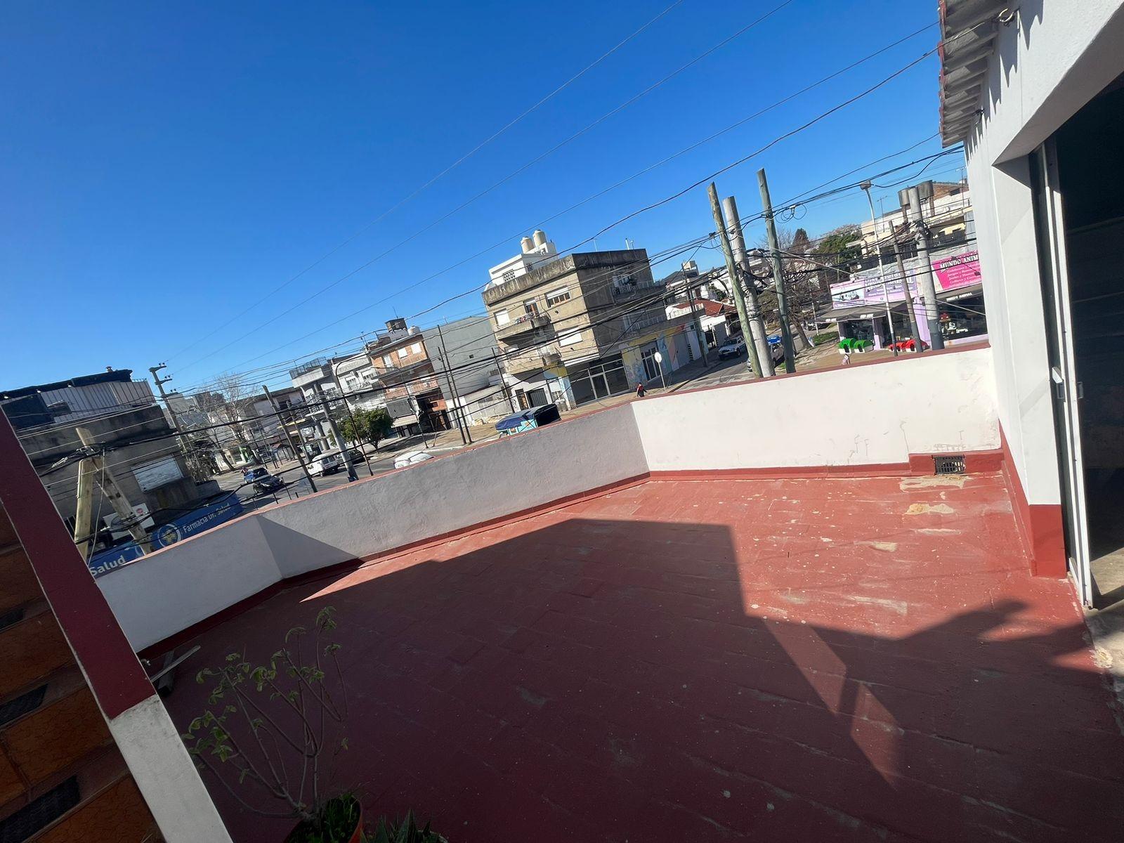 Excelente propiedad multifamiliar con: Local, Vivienda 4 ambientes en primer piso y garaje, dos PH 2 ambientes en planta baja en estado original. — foto 5