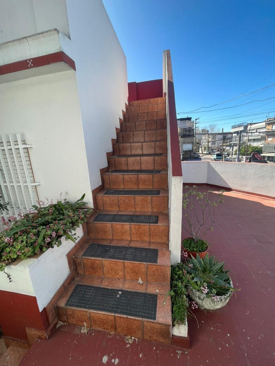 Excelente propiedad multifamiliar con: Local, Vivienda 4 ambientes en primer piso y garaje, dos PH 2 ambientes en planta baja en estado original. — foto 6