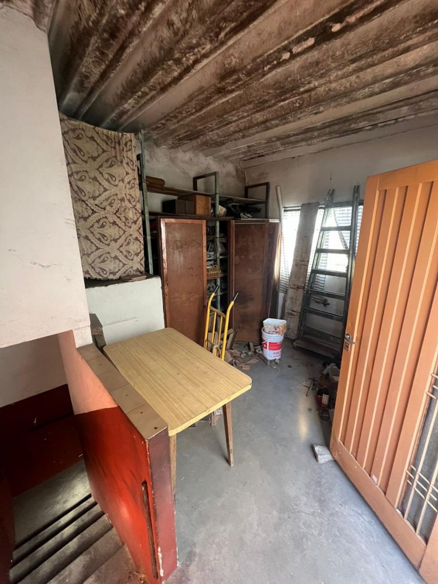 Excelente propiedad multifamiliar con: Local, Vivienda 4 ambientes en primer piso y garaje, dos PH 2 ambientes en planta baja en estado original. — foto 7