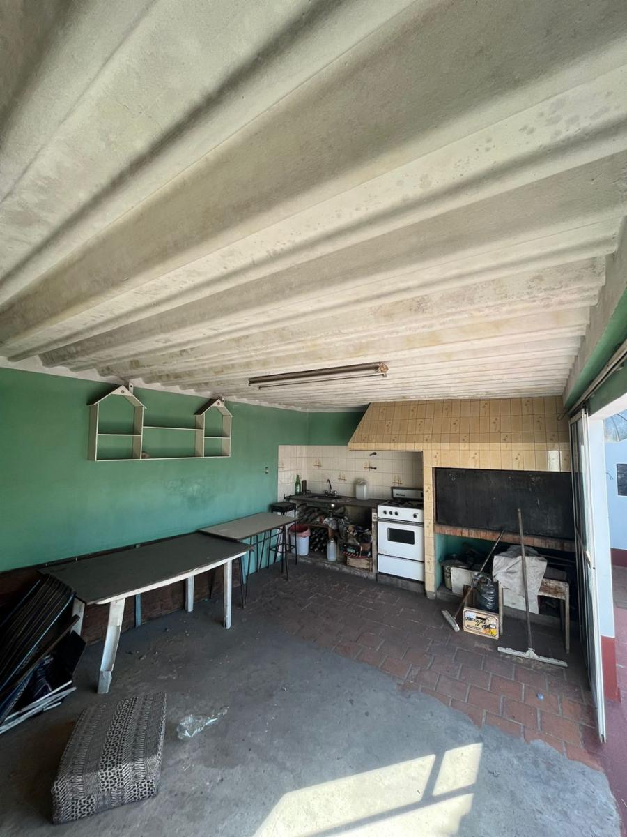 Excelente propiedad multifamiliar con: Local, Vivienda 4 ambientes en primer piso y garaje, dos PH 2 ambientes en planta baja en estado original. — foto 8