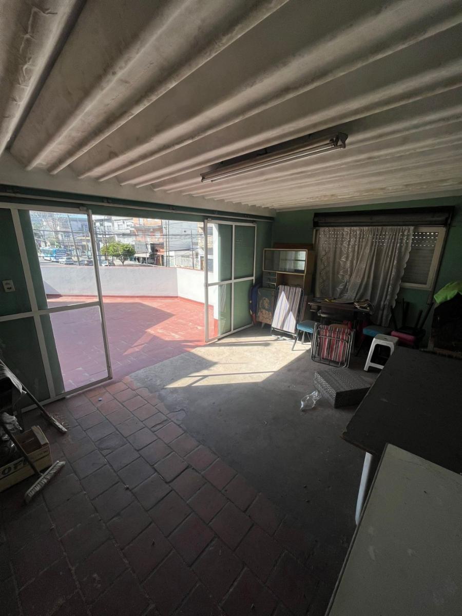 Excelente propiedad multifamiliar con: Local, Vivienda 4 ambientes en primer piso y garaje, dos PH 2 ambientes en planta baja en estado original. — foto 9