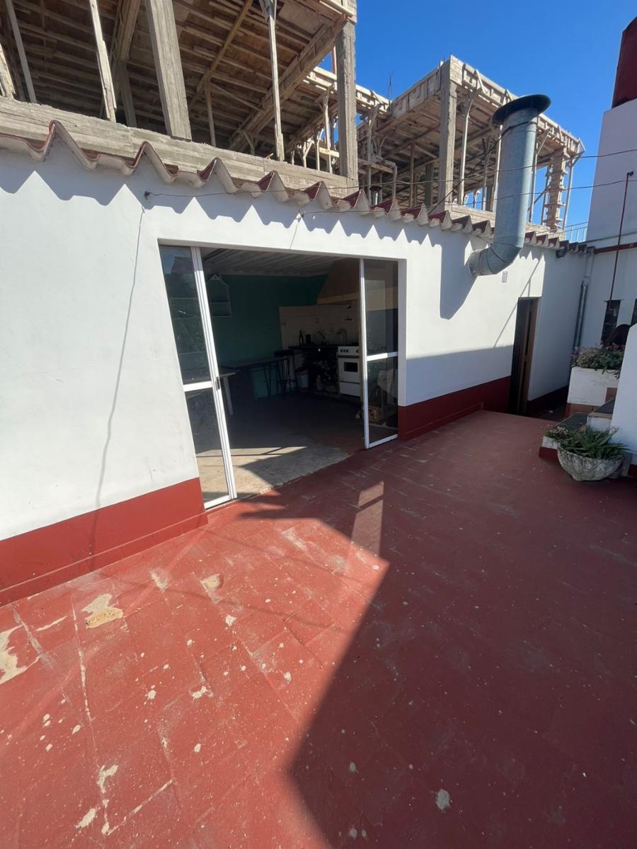 Excelente propiedad multifamiliar con: Local, Vivienda 4 ambientes en primer piso y garaje, dos PH 2 ambientes en planta baja en estado original. — foto 10