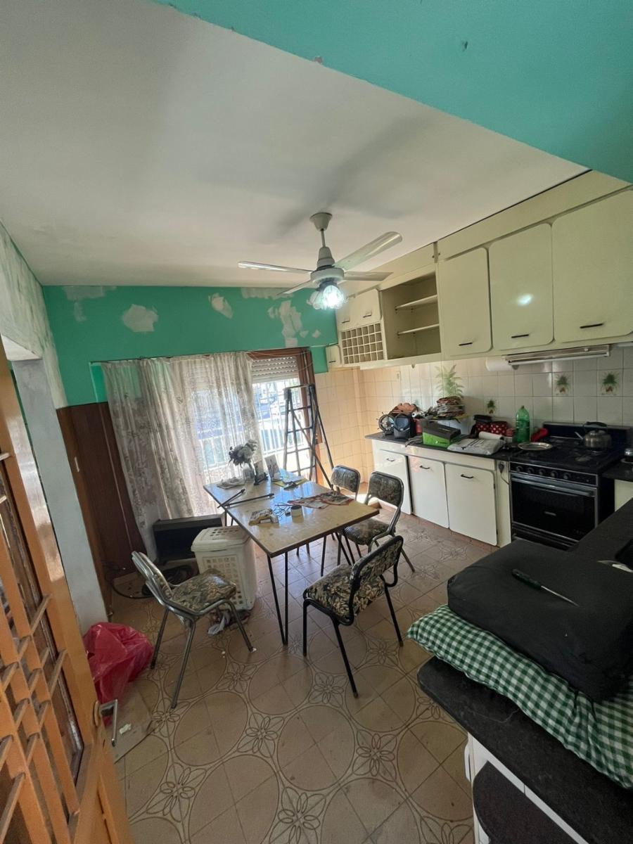 Excelente propiedad multifamiliar con: Local, Vivienda 4 ambientes en primer piso y garaje, dos PH 2 ambientes en planta baja en estado original. — foto 11