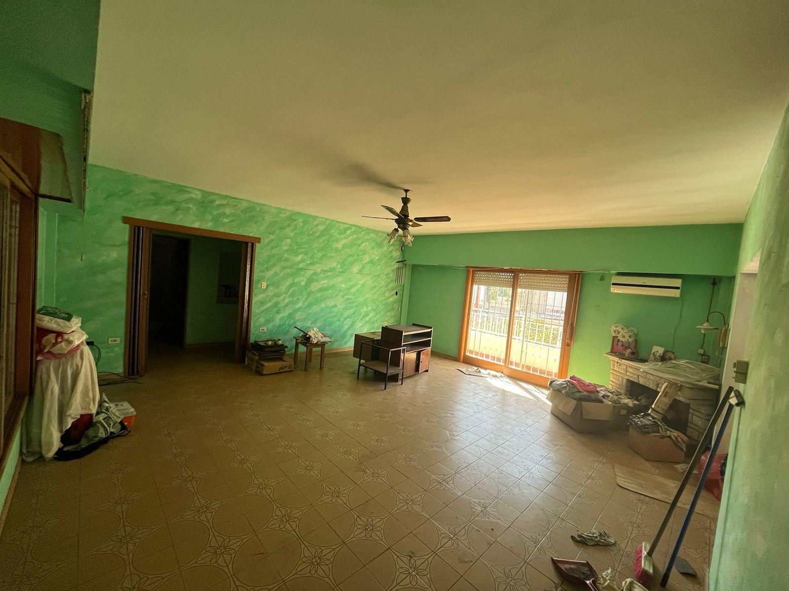 Excelente propiedad multifamiliar con: Local, Vivienda 4 ambientes en primer piso y garaje, dos PH 2 ambientes en planta baja en estado original. — foto 12